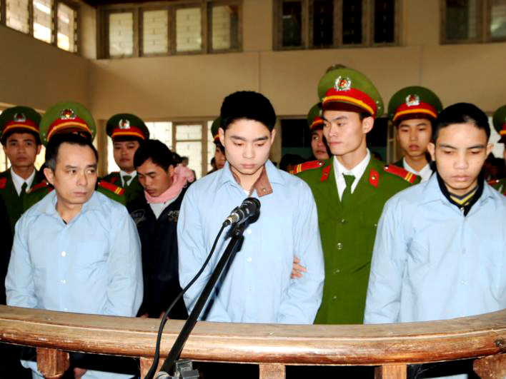 Gần 6h, công tác chuẩn bị cho phiên tòa được triển khai. Con đường dẫn đến tòa án được giăng dây thép gai và đặt biểm cấm. Nhiều người dân tỉnh Bắc Giang đến tòa án từ rất sớm Người nhà chủ tiệm vàng bên di ảnh của ba nạn nhân. Lê Văn Luyện được áp giải tới phiên tòa. Luyện bước xuống xe, được bảo vệ nghiêm ngặt. Bị cáo Luyện nhoài người ra sau tìm người thân. Các bị cáo tại phiên tòa (mặc áo xanh). Bố Luyện (bên trái) quay mặt sang nhìn con trai... Hàng trăm người dân tụ tập ngoài tòa án để theo dõi diễn biến phiên tòa.