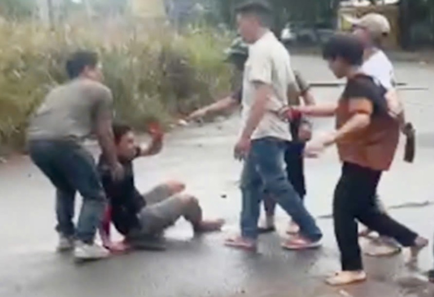 Hiện trường vụ chém nhau Ảnh: cắt từ clip Hiện trường vụ chém nhau Ảnh: cắt từ clip