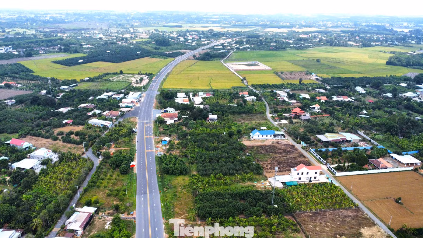 Đường dẫn đoạn uốn lượn nhìn từ trên cao rất đẹp. Đường dẫn đoạn uốn lượn nhìn từ trên cao rất đẹp.