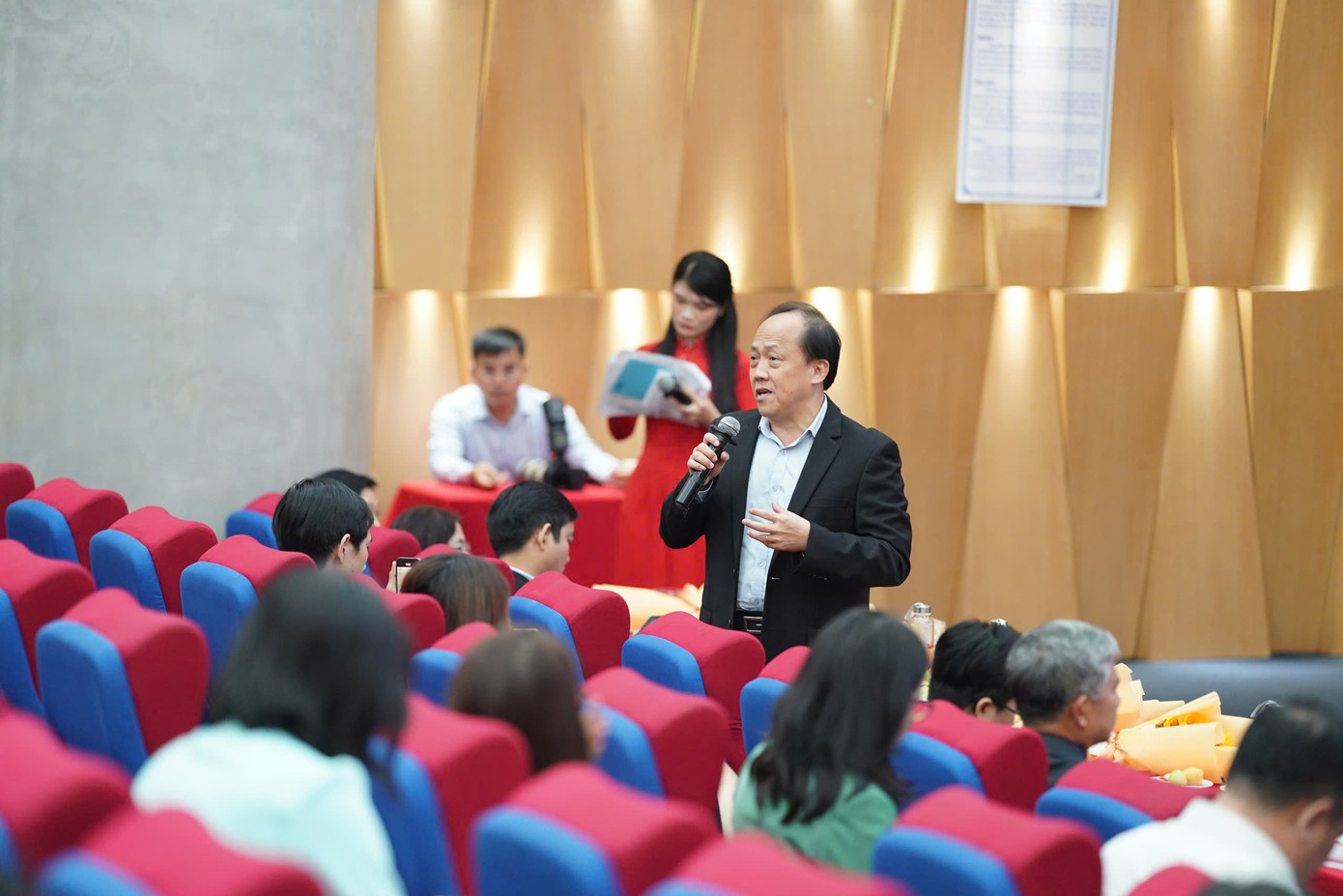 BS.CKII. Diệp Trọng Khải - Trưởng khoa Nội thần kinh, Trưởng đơn vị Đột quỵ, Bệnh viện Đa khoa Xuyên Á TPHCM - trả lời câu hỏi hội thảo. BS.CKII. Diệp Trọng Khải - Trưởng khoa Nội thần kinh, Trưởng đơn vị Đột quỵ, Bệnh viện Đa khoa Xuyên Á TPHCM - trả lời câu hỏi hội thảo.