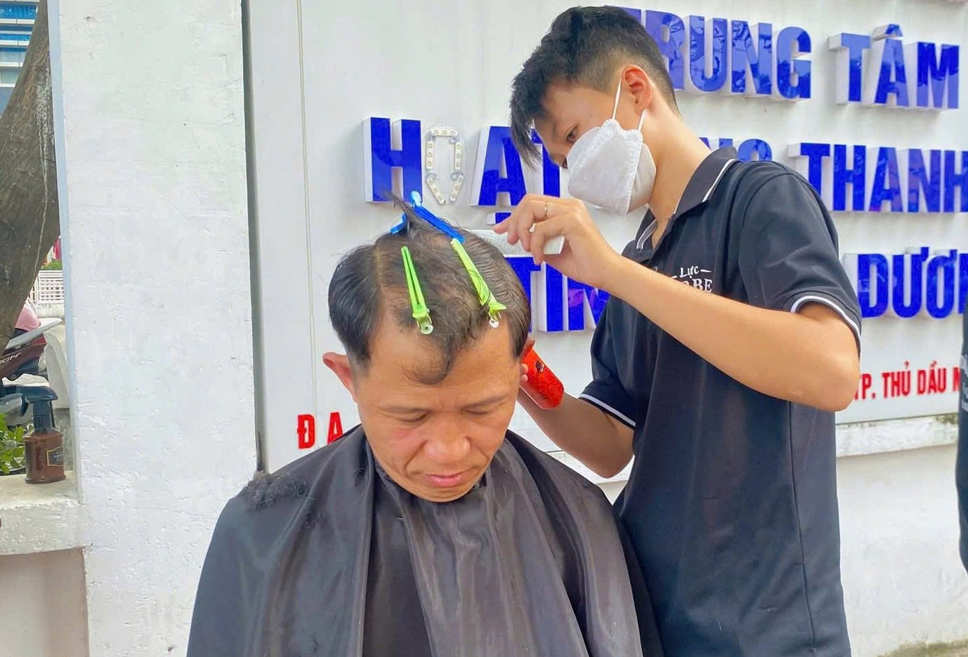 Thanh niên Bình Dương cắt tóc miễn phí cho người dân