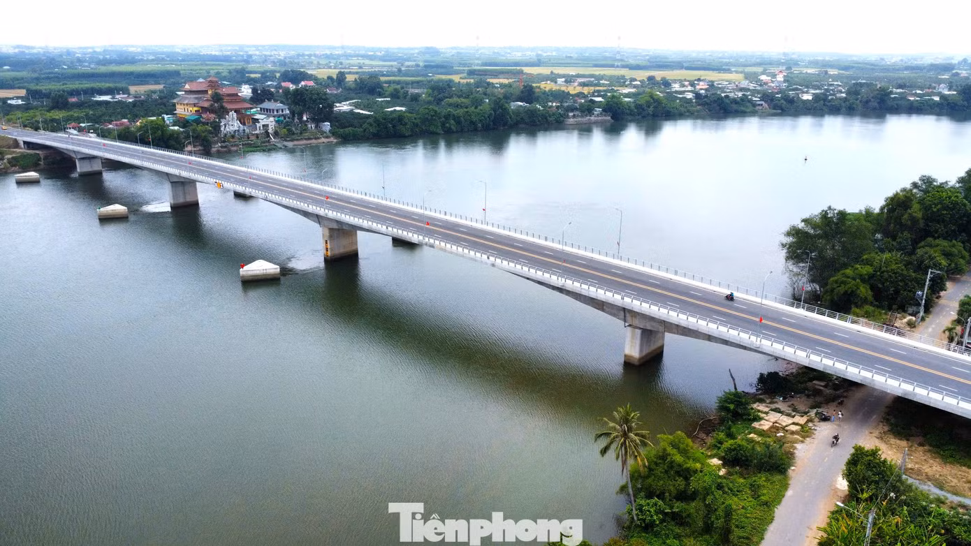 Ngày 16/4, ghi nhận của phóng viên báo Tiền Phong, công trình đường dẫn cầu Bạch Đằng 2 đã hoàn thành toàn bộ, các phương tiện lưu thông qua lại giữa Bình Dương và Đồng Nai rất thuận lợi. Trước đó công trình cầu đã thông xe cuối năm 2024, phần đường vướng mặt bằng nên về đích muộn hơn. Ngày 16/4, ghi nhận của phóng viên báo Tiền Phong, công trình đường dẫn cầu Bạch Đằng 2 đã hoàn thành toàn bộ, các phương tiện lưu thông qua lại giữa Bình Dương và Đồng Nai rất thuận lợi. Trước đó công trình cầu đã thông xe cuối năm 2024, phần đường vướng mặt bằng nên về đích muộn hơn.