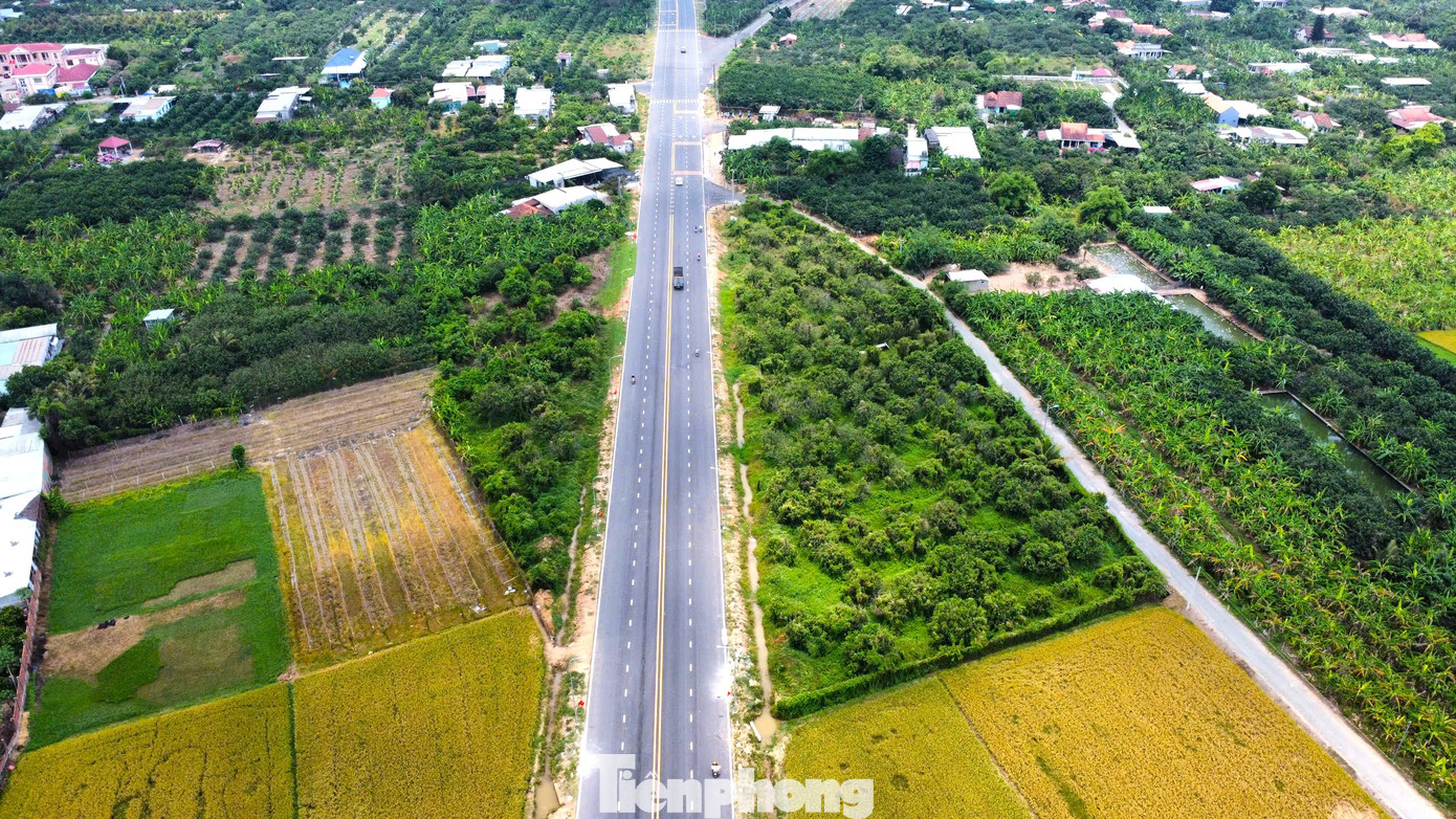 Dự án 2 - Xây dựng cầu vượt sông Đồng Nai là công trình giao thông cấp 2, cầu bê tông dự ứng lực đúc hẫng cân bằng, chiều dài hơn 400m với tổng mức đầu tư 490,9 tỷ đồng.