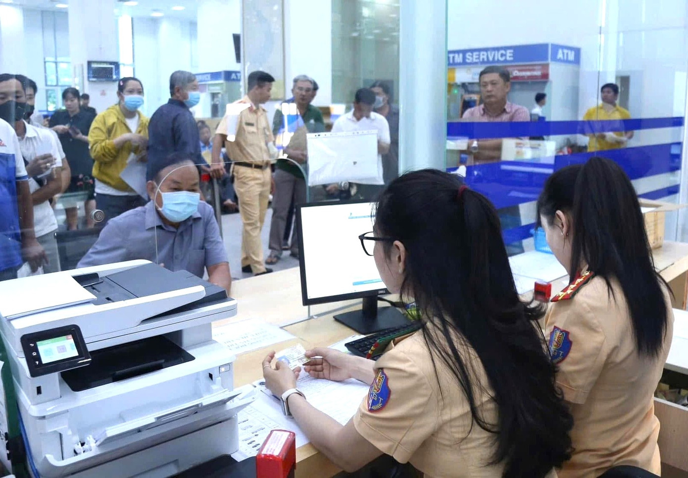 CSGT Công an tỉnh Bình Dương tiếp nhận hồ sơ cấp đổi GPLX CSGT Công an tỉnh Bình Dương tiếp nhận hồ sơ cấp đổi GPLX