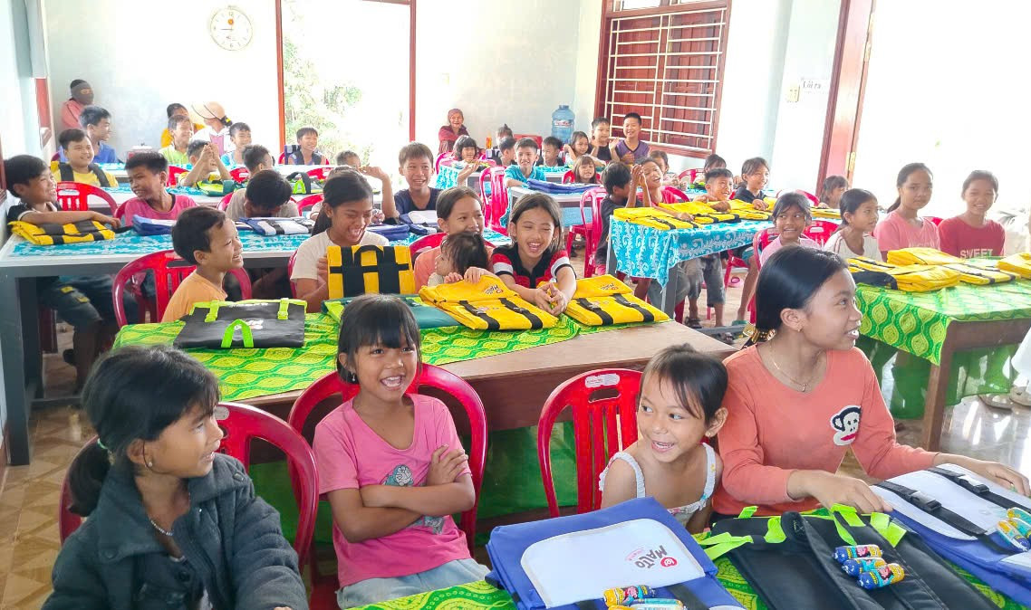 Tặng balo cho các em thiếu nhi đồng bào dân tộc thiểu số tại Bình Định.