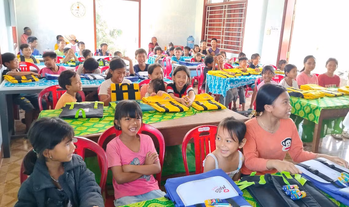 Tặng balo cho các em thiếu nhi đồng bào dân tộc thiểu số tại Bình Định.