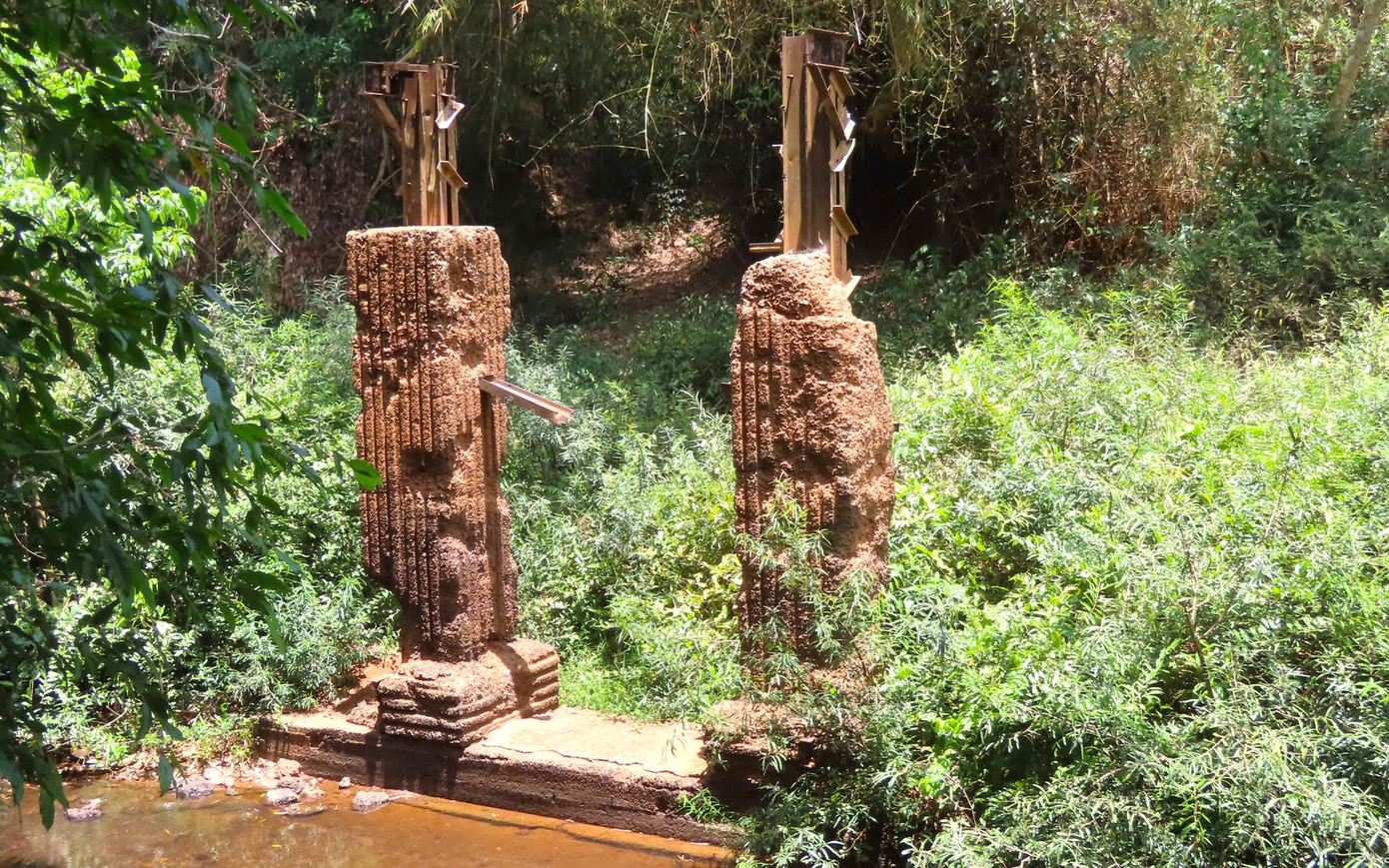 Điểm giáp ranh giữa Bình Phước và Đồng Nai. Vị trí này từng có cầu bắc qua sông, nhưng bị sập trước năm 1975, hiện vẫn còn vết tích, gọi là cầu Mã Đà. Điểm giáp ranh giữa Bình Phước và Đồng Nai. Vị trí này từng có cầu bắc qua sông, nhưng bị sập trước năm 1975, hiện vẫn còn vết tích, gọi là cầu Mã Đà.