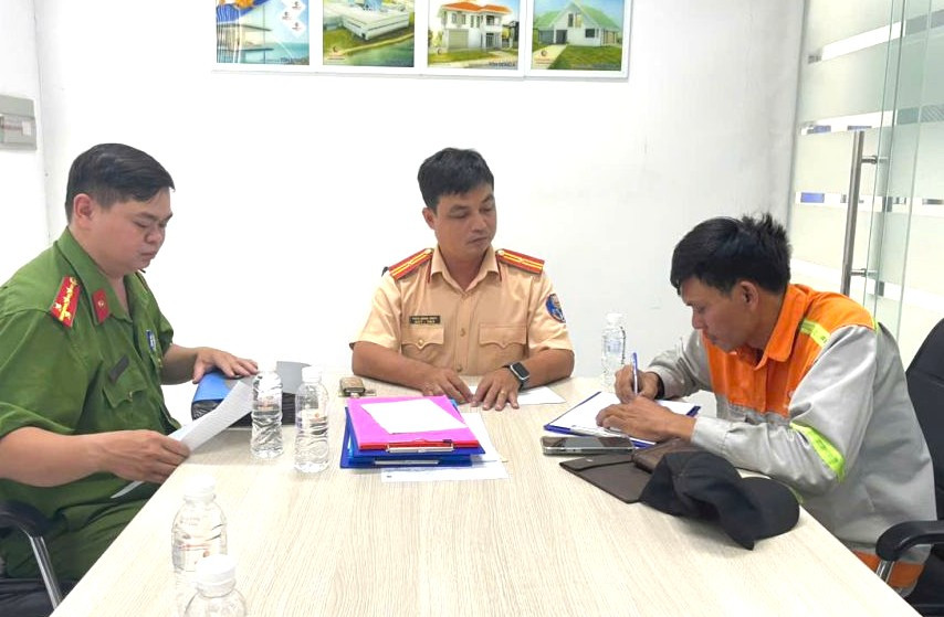 Công an làm việc với tài xế lái xe đầu kéo