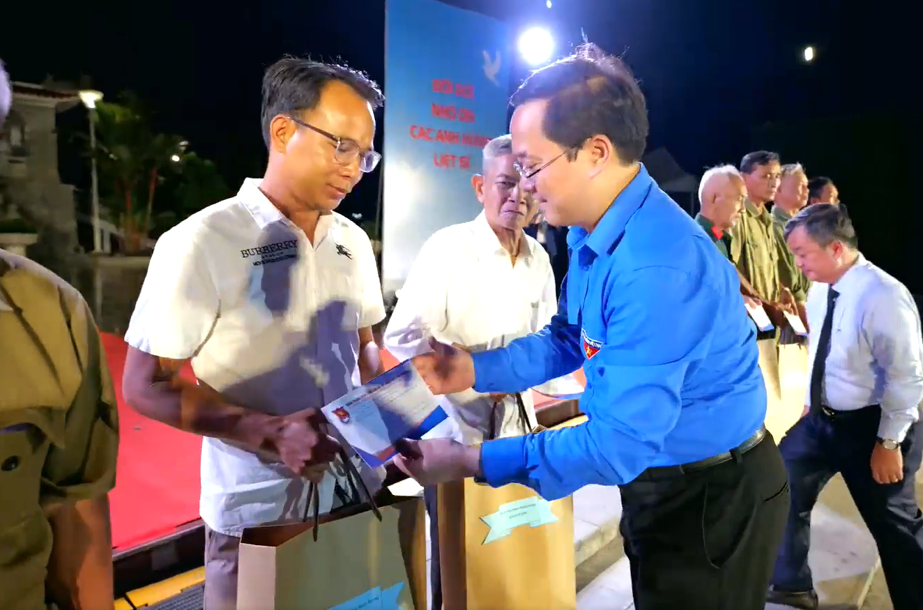 Anh Nguyễn Quốc Huy - Chánh Văn phòng Trung ương Đoàn tặng quà thân nhân các liệt sĩ, người có công. Anh Nguyễn Quốc Huy - Chánh Văn phòng Trung ương Đoàn tặng quà thân nhân các liệt sĩ, người có công.