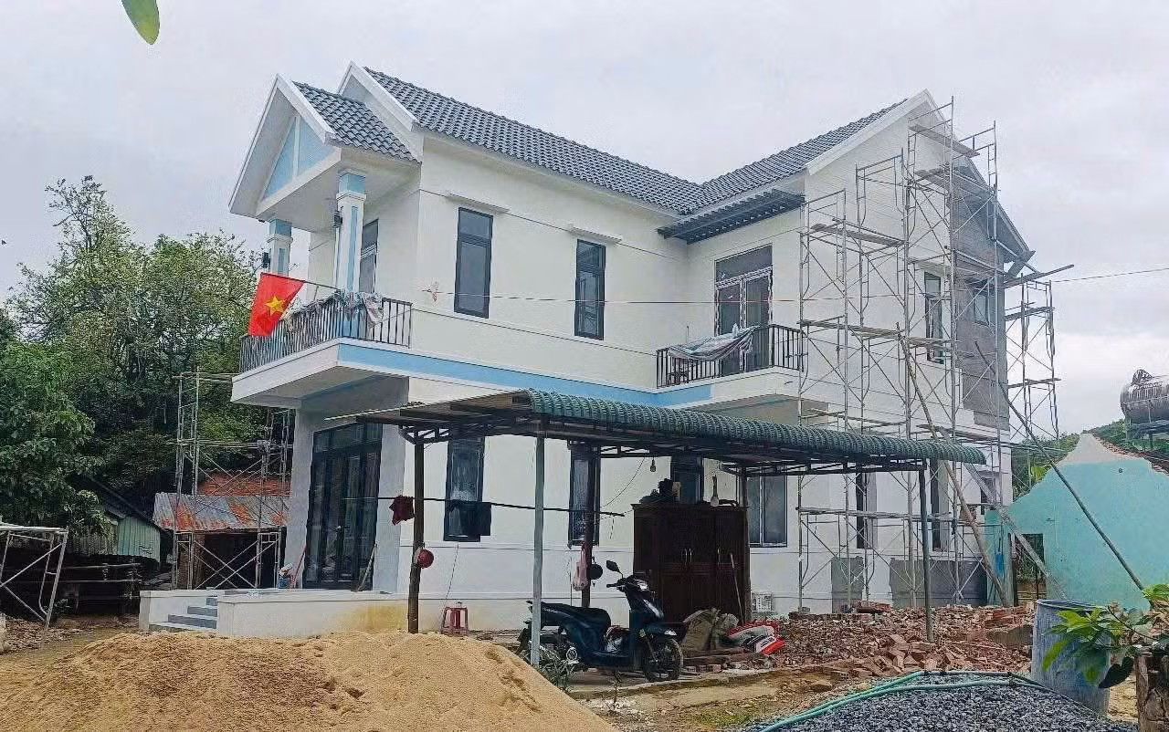 Căn nhà tiền tỉ mà Huyền Hrê xây tặng bố mẹ.