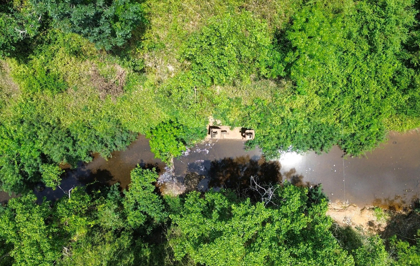Bình Phước chỉ có một tuyến đường duy nhất kết nối với Đồng Nai song bị ngăn cách bởi con sông. Bình Phước chỉ có một tuyến đường duy nhất kết nối với Đồng Nai song bị ngăn cách bởi con sông.