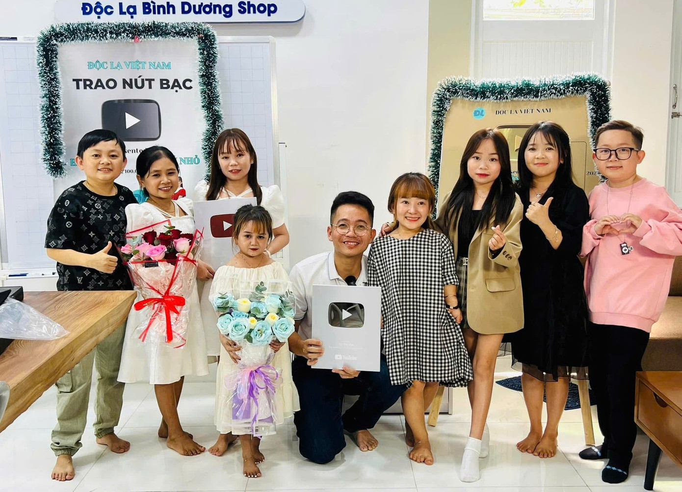 Những con người nhỏ bé giờ đã có thể tận dụng lợi ích của mạng xã hội để kiếm được tiền tỉ. Những con người nhỏ bé giờ đã có thể tận dụng lợi ích của mạng xã hội để kiếm được tiền tỉ.