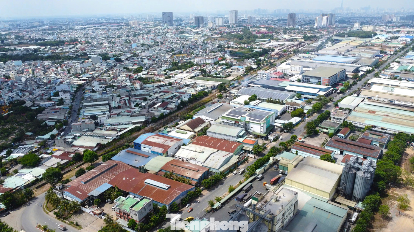 Tuyến đường sắt đô thị số 1 nối Bình Dương với TPHCM được thiết kế với tốc độ 120km/h, tổng mức đầu tư khoảng 64.370 tỷ đồng. Dự án dự kiến khởi công năm 2027, đưa vào vận hành từ năm 2031.