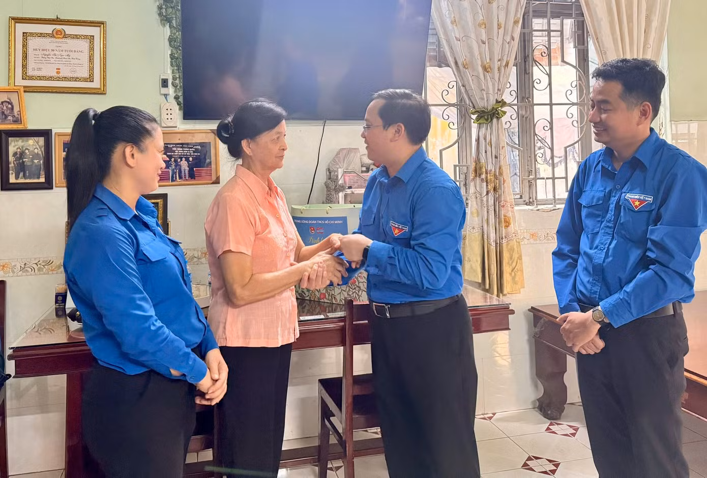 Anh Nguyễn Quốc Huy - Chánh Văn phòng Trung ương Đoàn và lãnh đạo Tỉnh Đoàn Bình Dương thăm cô Nguyễn Thị Ngọc Mỹ.