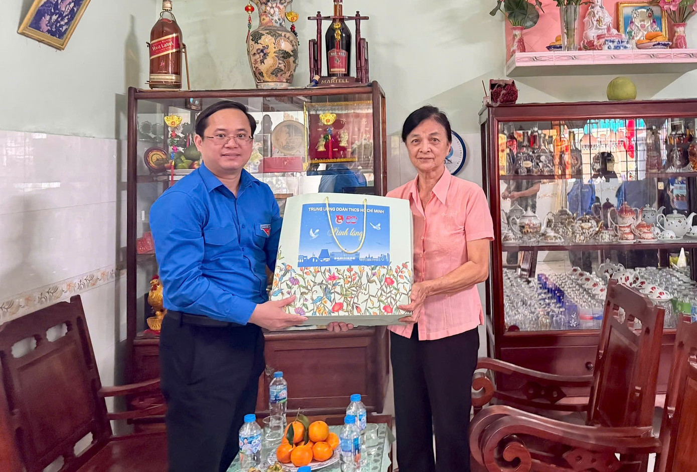 Anh Nguyễn Quốc Huy - Chánh Văn phòng Trung ương Đoàn tặng quà tri ân cô Nguyễn Thị Ngọc Mỹ. Anh Nguyễn Quốc Huy - Chánh Văn phòng Trung ương Đoàn tặng quà tri ân cô Nguyễn Thị Ngọc Mỹ.
