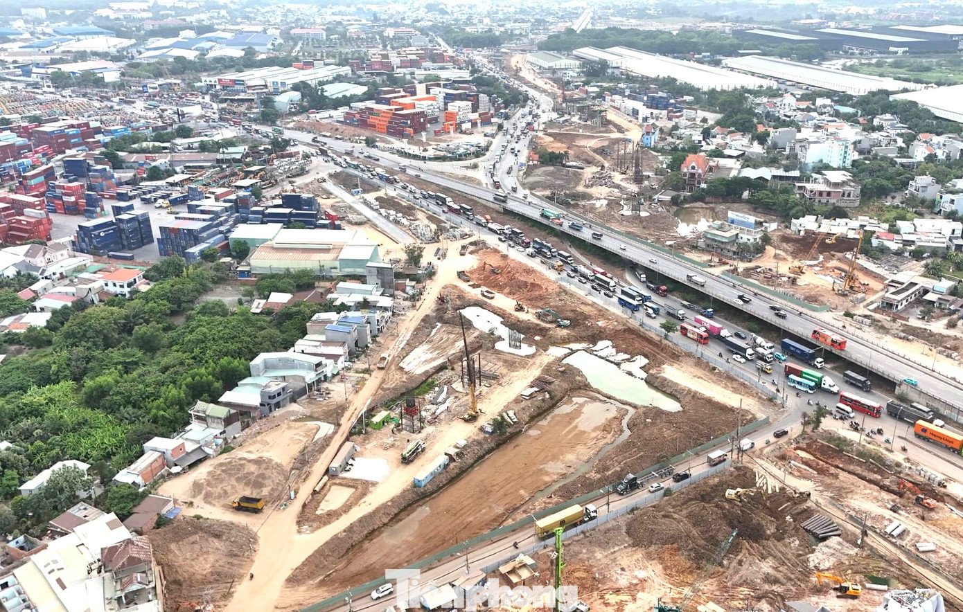 Trong dự án Vành đai 3 TPHCM có Nút giao Tân Vạn qua địa phận Dĩ An dài 2,4 km, gồm 22 tuyến nhánh và 8 cầu cạn. Đây được xem là gói thi công nút giao phức tạp nhất của dự án. Là điểm giao kết nối cửa ngõ TP Dĩ An với TPHCM, kinh phí đầu tư nút giao này hơn 1.800 tỷ đồng.