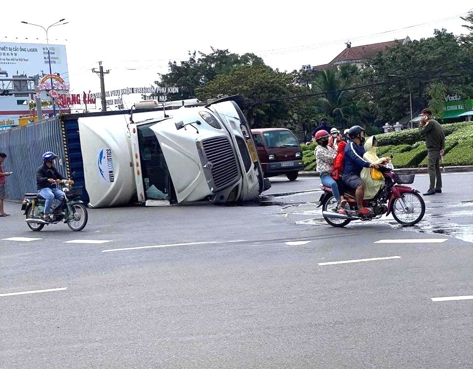 Người đi đường kịp thời né tránh nên thoát nạn