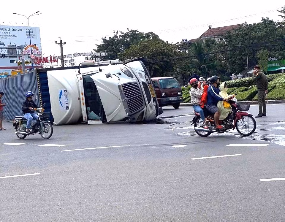 Người đi đường kịp thời né tránh nên thoát nạn Người đi đường kịp thời né tránh nên thoát nạn