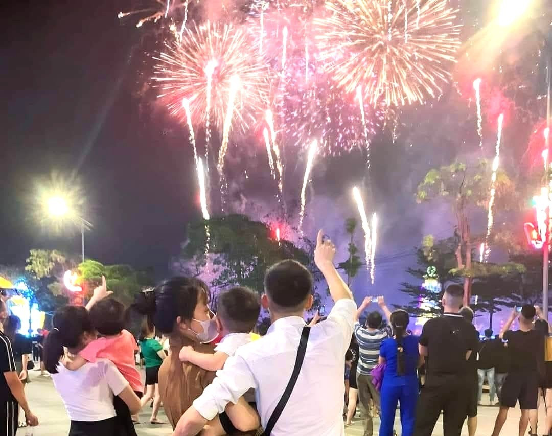 Người dân Bình Dương xem bắn pháo hoa tại khu vực Trung tâm hành chính tỉnh Ảnh: tư liệu Người dân Bình Dương xem bắn pháo hoa tại khu vực Trung tâm hành chính tỉnh Ảnh: tư liệu