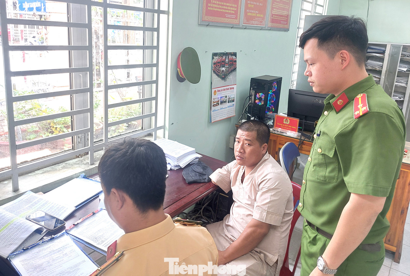 Tài xế được mời đến trụ sở Công an phường Phú Lợi làm việc