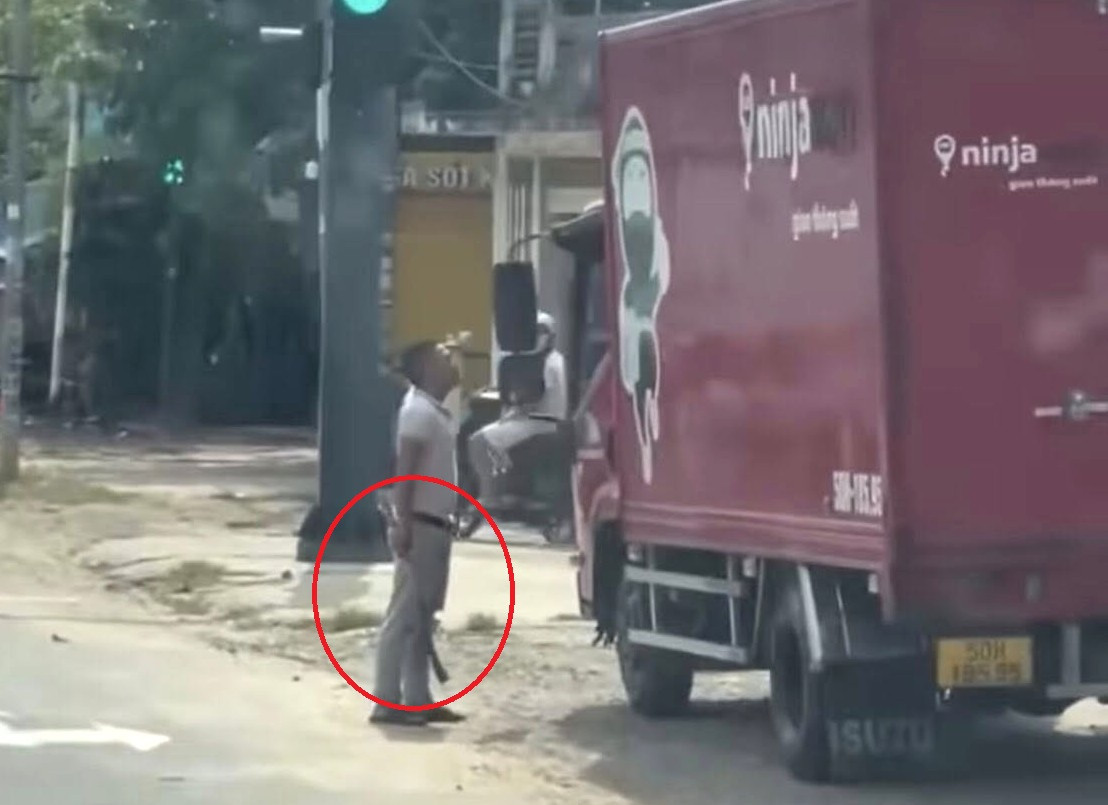 Đối tượng cầm rựa đe dọa tài xế xe tải