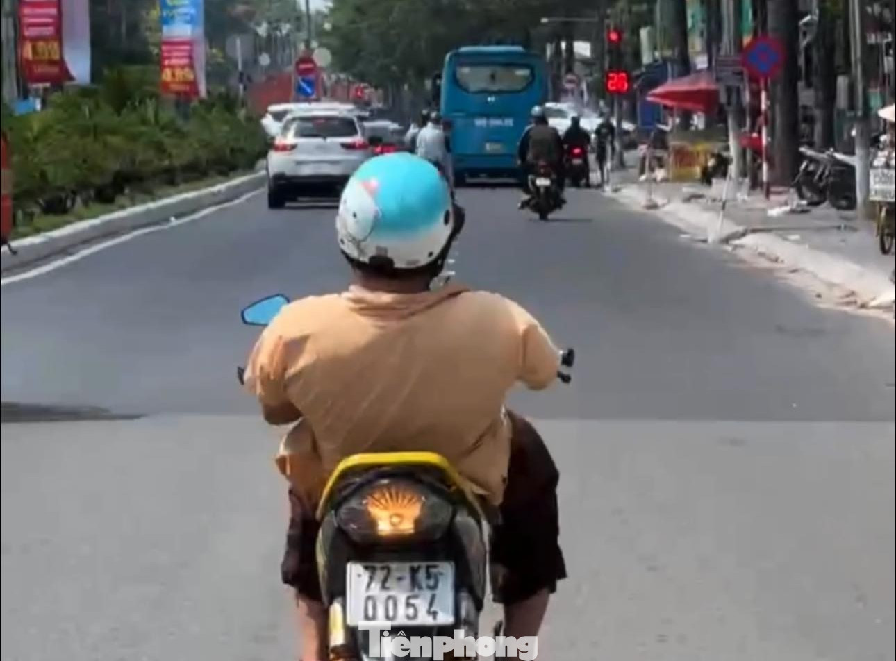 Người đàn ông nằm ngửa trên yên xe