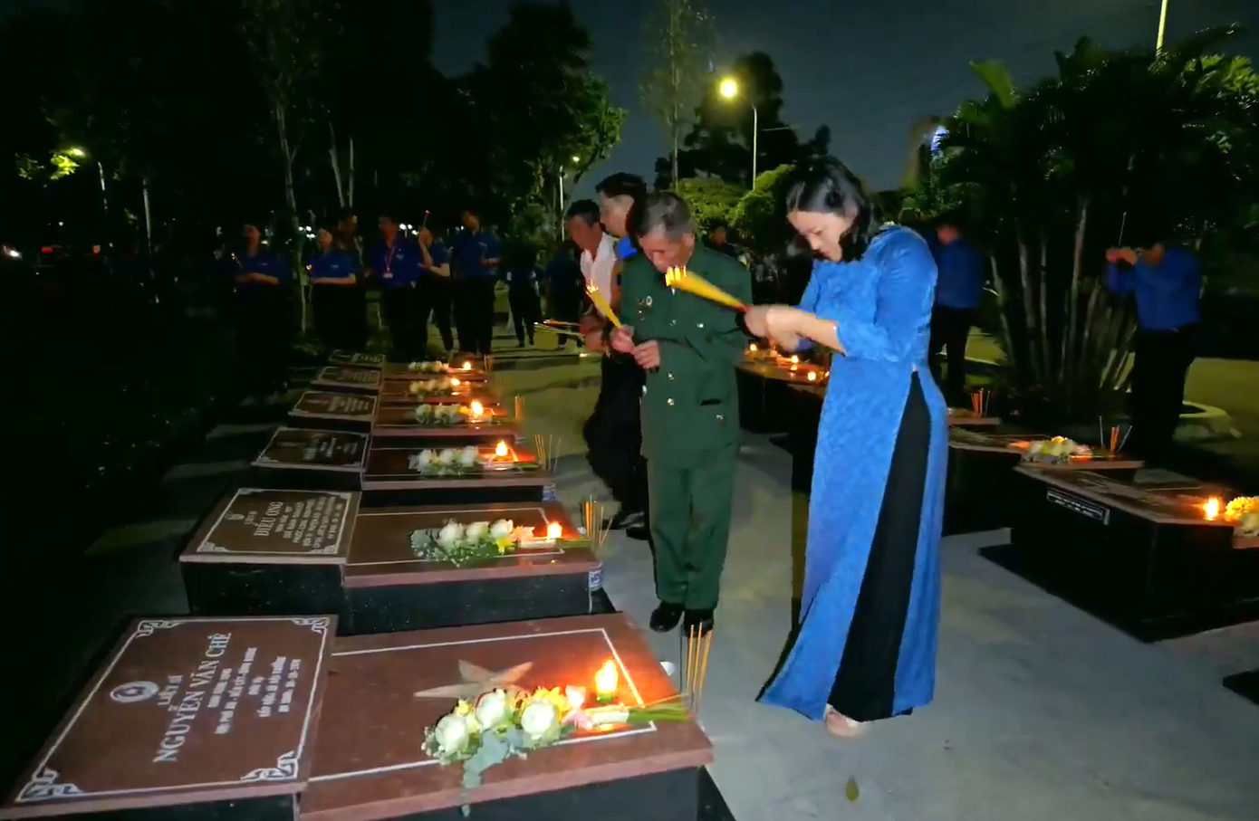 Thân nhân liệt sĩ và giới trẻ Bình Dương thắp hương các phần mộ liệt sĩ Thân nhân liệt sĩ và giới trẻ Bình Dương thắp hương các phần mộ liệt sĩ