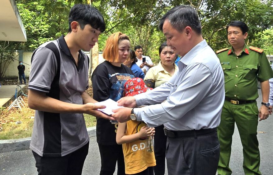 Lãnh đạo tỉnh Bình Dương đến thăm hỏi, chia buồn cùng gia đình các nạn nhân Lãnh đạo tỉnh Bình Dương đến thăm hỏi, chia buồn cùng gia đình các nạn nhân