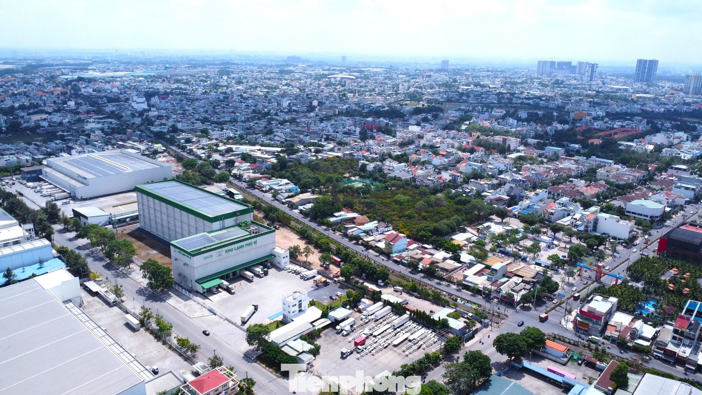 Theo quy hoạch, định hướng đến năm 2030, TP Dĩ An chuyển đổi công năng khu công nghiệp Bình Đường. Giai đoạn đến năm 2045, chuyển đổi một phần hoặc toàn bộ sang các chức năng khác khi đủ điều kiện và được cấp có thẩm quyền cho phép đối với các khu công nghiệp Sóng Thần 1, Sóng Thần 2, Tân Đông Hiệp A, Tân Đông Hiệp B và Bình An. Trong đó, định hướng giữ lại một phần khu công nghiệp Tân Đông Hiệp B và khu công nghiệp Sóng Thần 2 (phần thuộc phường Tân Đông Hiệp) để tiếp tục phát triển công nghiệp theo hướng ứng dụng công nghệ cao.