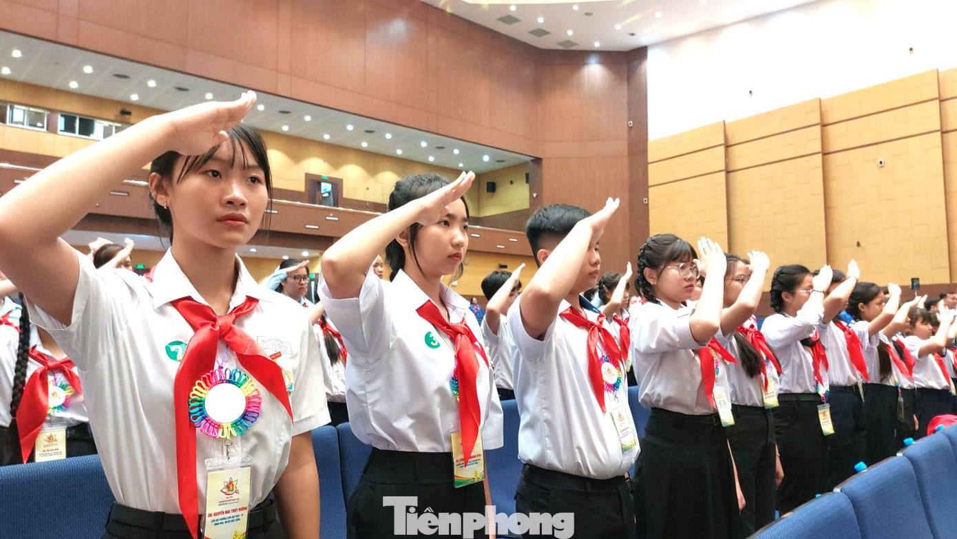 Các đại biểu thiếu nhi thực hiện nghi thức chào cờ.