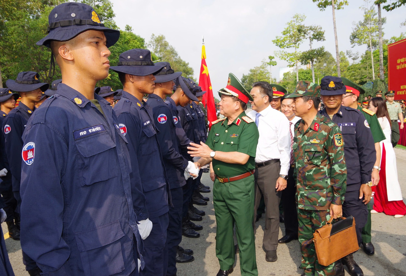 Thượng tướng Hoàng Xuân Chiến và lãnh đạo Tỉnh ủy Bình Dương thăm hỏi cán bộ, chiến sĩ quân đội các nước.