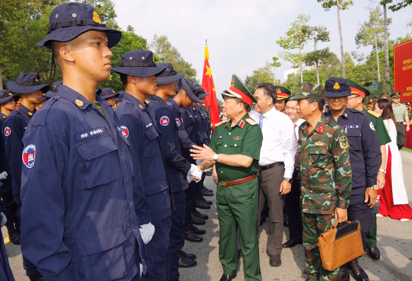 Thượng tướng Hoàng Xuân Chiến và lãnh đạo Tỉnh ủy Bình Dương thăm hỏi cán bộ, chiến sĩ quân đội các nước.