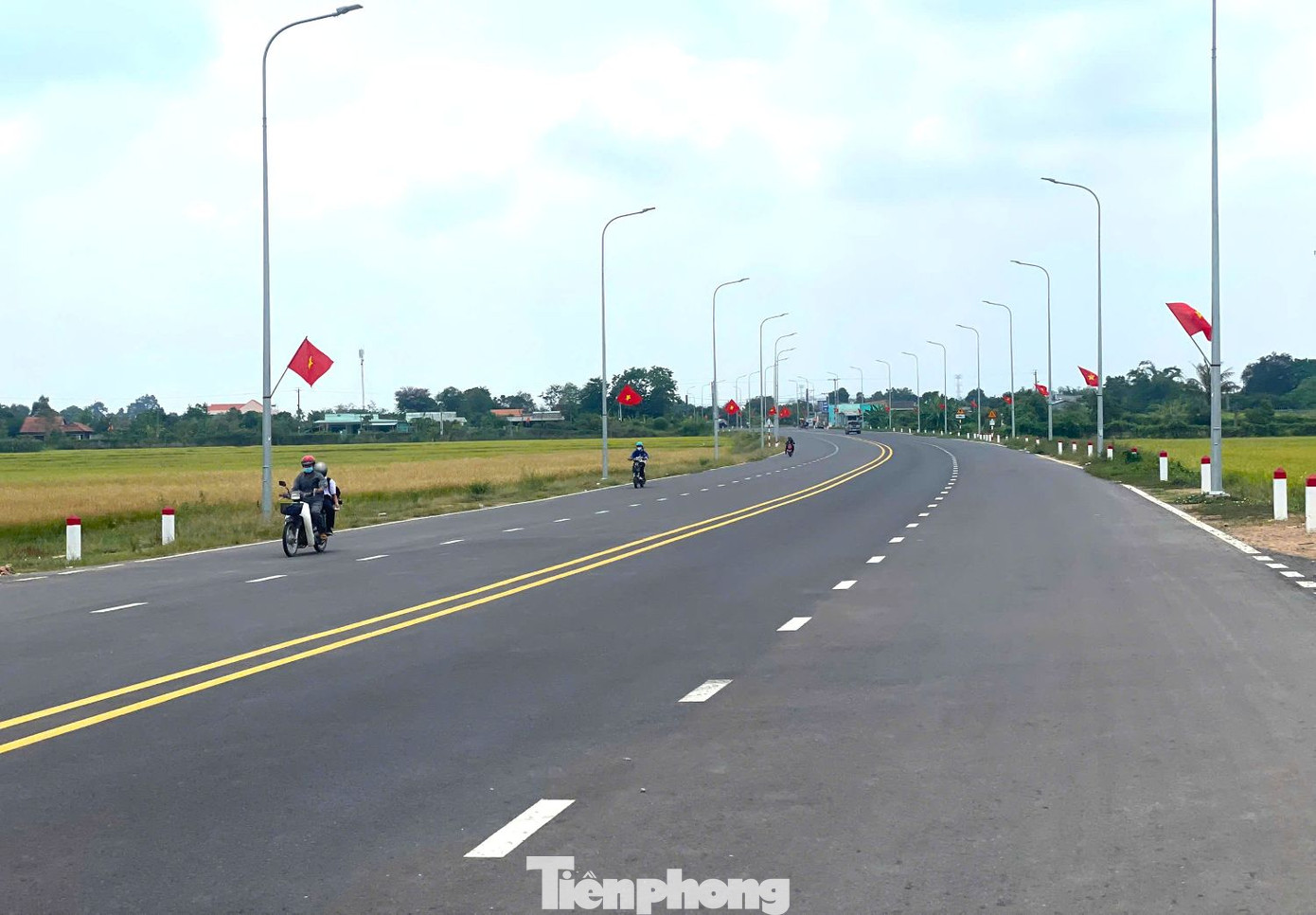 Đường dẫn lên cầu đi từ xã Bạch Đằng băng qua cánh đồng lúa. Đây là xã nông thôn mới kiểu mẫu, làng thông minh của tỉnh Bình Dương.