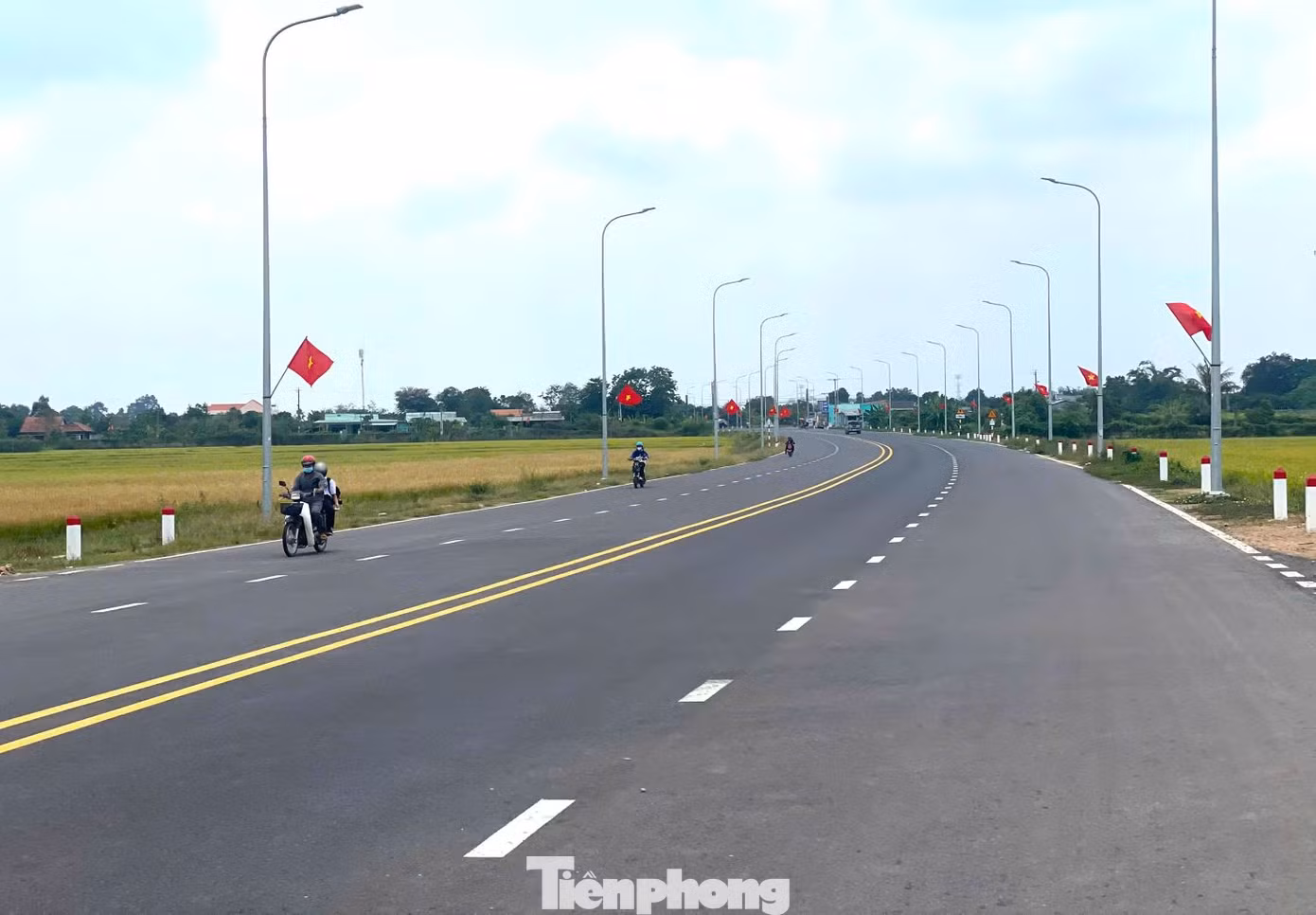 Đường dẫn lên cầu đi từ xã Bạch Đằng băng qua cánh đồng lúa. Đây là xã nông thôn mới kiểu mẫu, làng thông minh của tỉnh Bình Dương. Đường dẫn lên cầu đi từ xã Bạch Đằng băng qua cánh đồng lúa. Đây là xã nông thôn mới kiểu mẫu, làng thông minh của tỉnh Bình Dương.