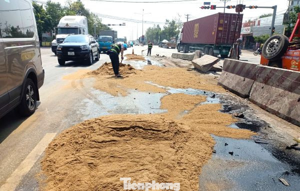 Đội SOS hỗ trợ người dân về đêm còn xử lý sự cố giao thông trên đường. Đội SOS hỗ trợ người dân về đêm còn xử lý sự cố giao thông trên đường.