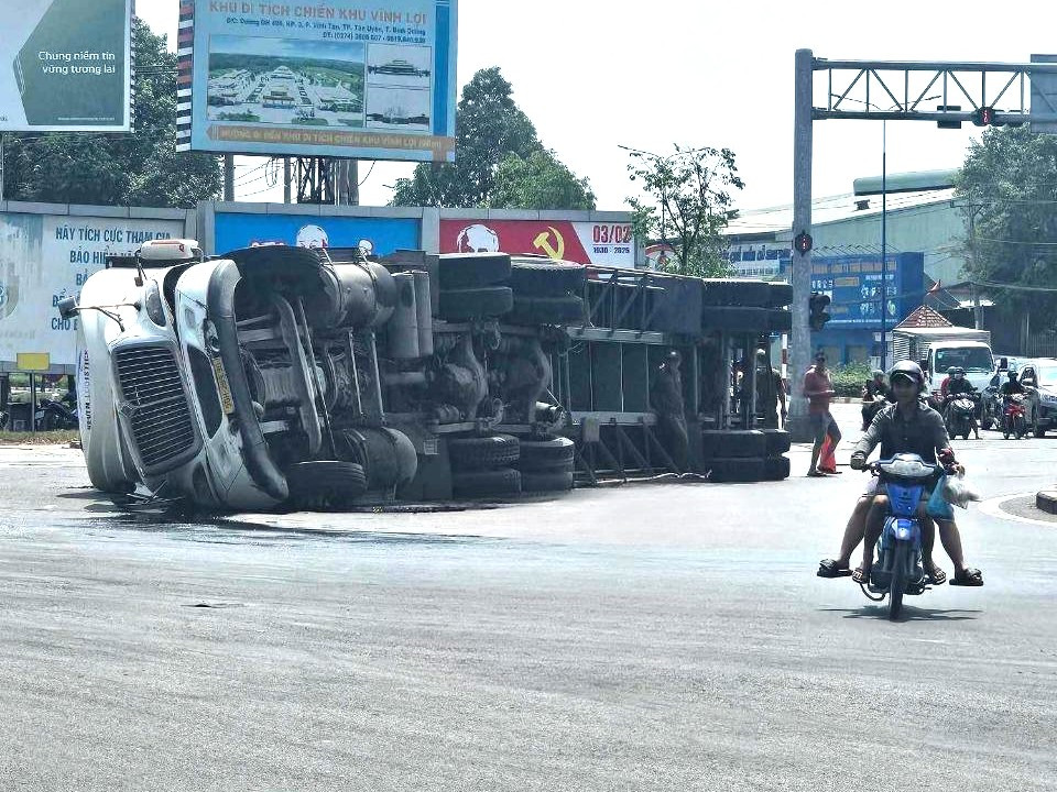 Xe đầu kéo container lật nhào giữa vòng xoay