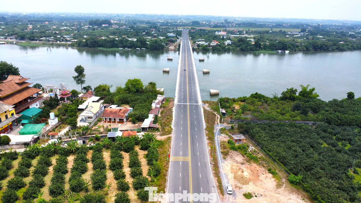 Cầu Bạch Đằng 2 nhìn từ phía tỉnh Đồng Nai qua tỉnh Bình Dương.