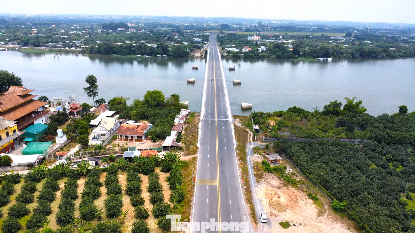Cầu Bạch Đằng 2 nhìn từ phía tỉnh Đồng Nai qua tỉnh Bình Dương. Cầu Bạch Đằng 2 nhìn từ phía tỉnh Đồng Nai qua tỉnh Bình Dương.