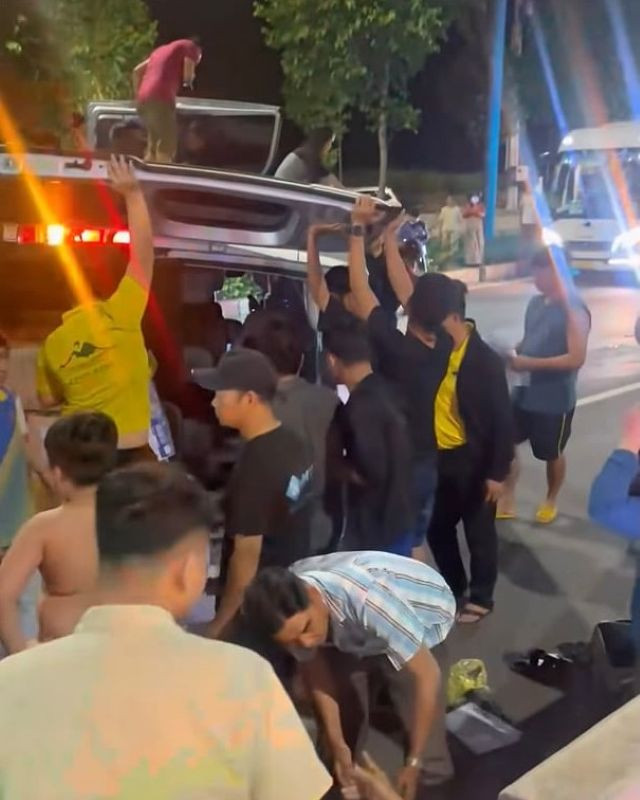 Người dân hỗ trợ giải cứu hành khách mắc kẹt trong xe Người dân hỗ trợ giải cứu hành khách mắc kẹt trong xe