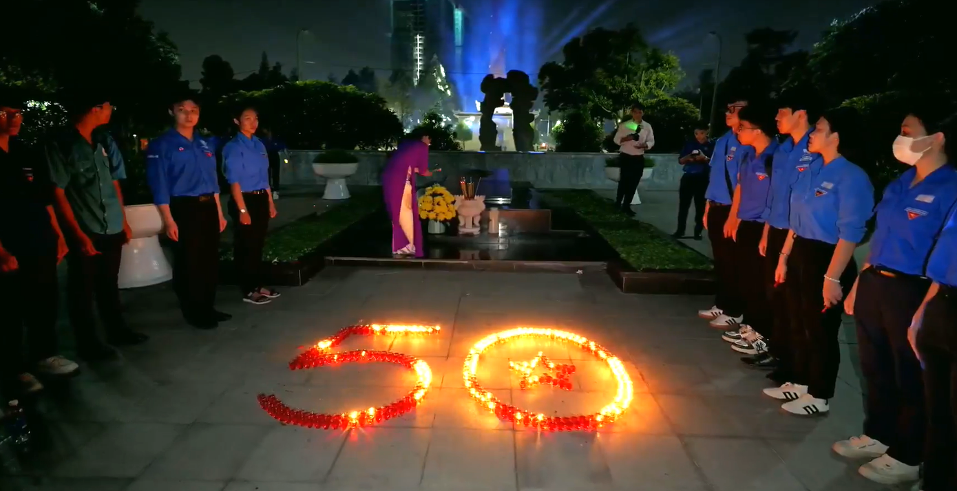 Tuổi trẻ Bình Dương tạo hình nến kỷ niệm 50 năm Ngày giải phóng miền Nam, thống nhất đất nước Tuổi trẻ Bình Dương tạo hình nến kỷ niệm 50 năm Ngày giải phóng miền Nam, thống nhất đất nước