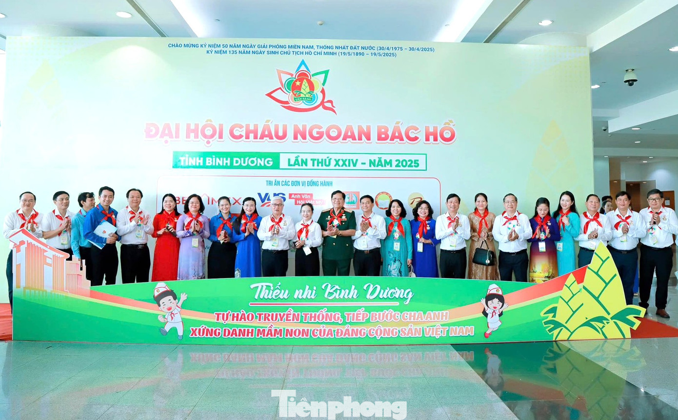 Các đại biểu chụp hình lưu niệm tại Đại hội Cháu ngoan Bác Hồ tỉnh Bình Dương.