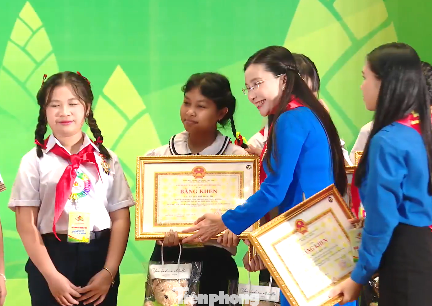 Bí thư T.Ư Đoàn, Chủ tịch Hội đồng Đội T.Ư Nguyễn Phạm Duy Trang tặng bằng khen các gương điển hình Cháu ngoan Bác Hồ.