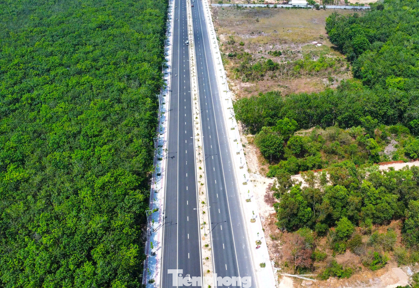 Tuyến đường được bố trí hệ thống chiếu sáng, sơn đường, biển báo đầy đủ.