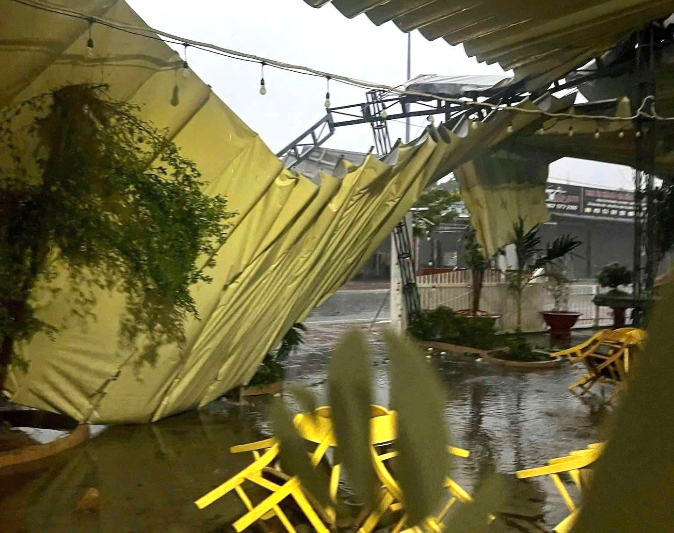 Cơ sở kinh doanh bị hư hỏng do mưa kèm dông lốc.