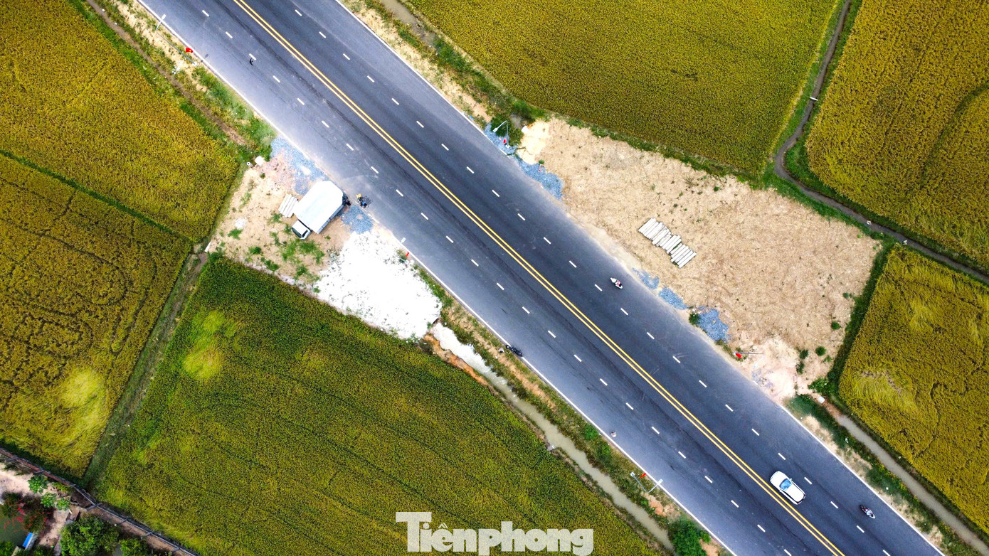 Đường có 4 làn xe, đáp ứng lưu lượng phương tiện qua lại giữa Bình Dương và Đồng Nai.