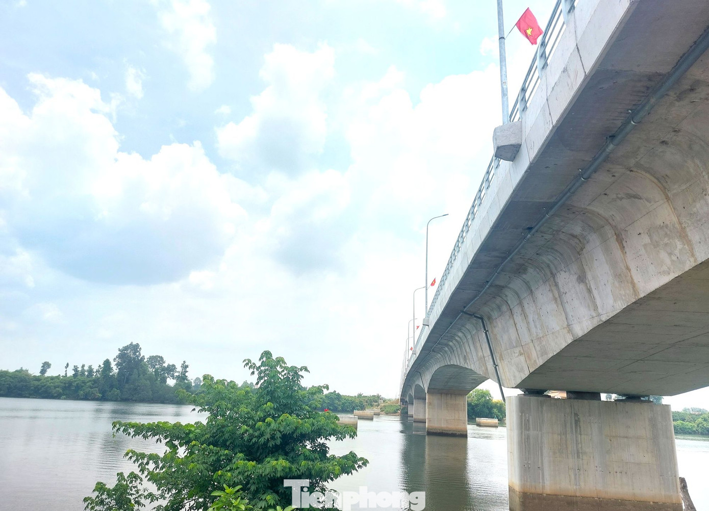 Công trình xây dựng cầu Bạch Đằng 2 do Ban Quản lý dự án Đầu tư Xây dựng công trình giao thông tỉnh Bình Dương làm chủ đầu tư.