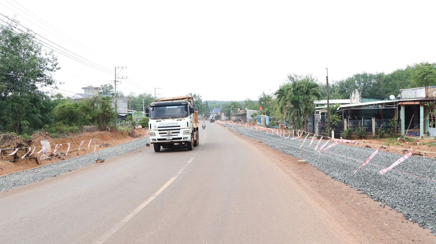 Đường ĐT.753 từ 2 làn xe đang được nâng cấp 4 làn xe. Đường ĐT.753 từ 2 làn xe đang được nâng cấp 4 làn xe.