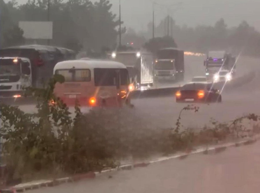 Đường Mỹ Phước Tân Vạn đoạn qua TP. Bến Cát ngập nặng.