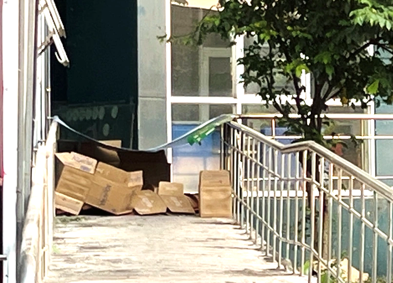 Hiện trường nơi nữ sinh rơi từ trên lầu cao xuống Ảnh: X.Đ Hiện trường nơi nữ sinh rơi từ trên lầu cao xuống Ảnh: X.Đ