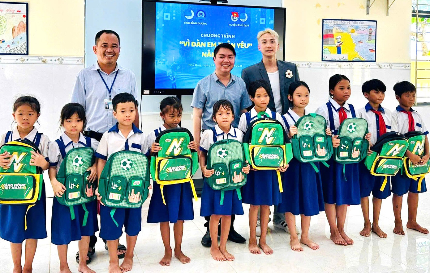 Tặng balo cho các em học sinh tại huyện Phú Quý Tặng balo cho các em học sinh tại huyện Phú Quý